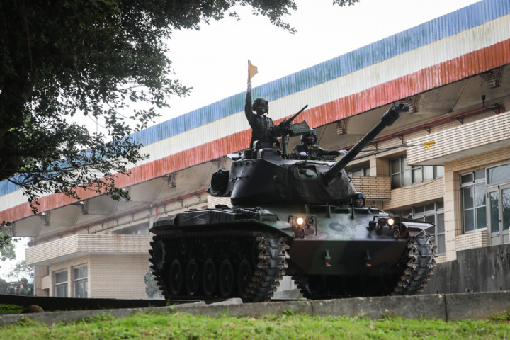 陸軍裝甲兵訓練指揮部25日舉行「陸軍Ｍ41A3戰車除役典禮」，現場安排在國軍服役超過一甲子的Ｍ41A3戰車動態展示，讓人一睹經典戰車馳騁的風采。