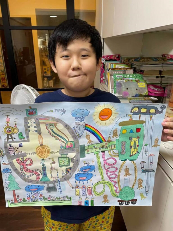 就讀高雄五權國小3年級的呂柏霖在美國「金鑰匙音樂節國際鋼琴作曲比賽」中，獲得小學組第2名佳績，呂柏霖說，現在覺得鋼琴比圍棋好玩，希望以後能繼續創作、讓更多人聽到自己的音樂。（民眾提供）