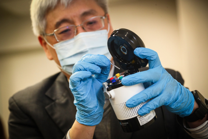 經濟部技術處23日舉行記者會，宣布工研院用於檢測 COVID-19的「iPMx疫開罐套組」獲首張國際訂單， 這套重量只有600公克的檢測套組，準確率可達 95.8%。