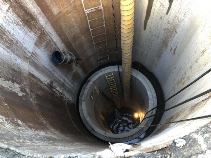 高雄第2座臨海再生水廠「臨海水資源中心」2021年底營運，為高雄水資源再挹注每日3.3萬噸活水，其中不可忽視的關鍵就在18米凱旋路主幹管高難度污水取水作業，要在滿管水流快速極端危險條件下潛入鑿孔取水。（高雄市政府提供）