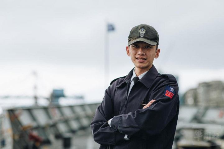 擔任射控的黃振軒，負責各式武器操作。（軍聞社記者葛芃欣攝）