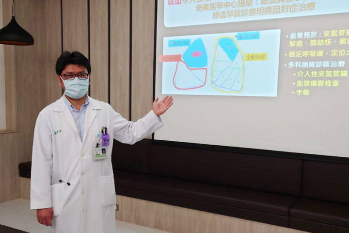 奇美醫學中心胸腔外科主治醫師陳照坤（圖）11日在院內衛教宣導會中表示，民眾切勿輕忽少量咳出血絲，應提早就醫診斷。