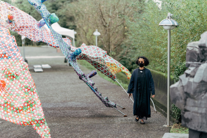 擅長編織創作的藝術家林淑鈴運用打包帶、線紗等編織媒材，創作出4件作品，在朱銘美術館2022年藝術長廊創作展中展出。（朱銘美術館提供）