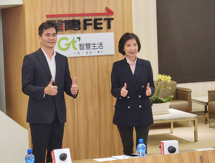 遠傳電信25日董事會決議通過以換股方式吸收合併亞太電信。右起為遠傳電信總經理井琪、亞太電信董事長陳鵬。