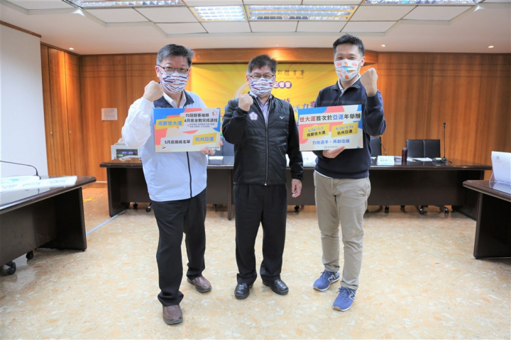 Deputy head of the Sports Administration Hung Chih-chang (center). Photo courtesy of Sports Administration