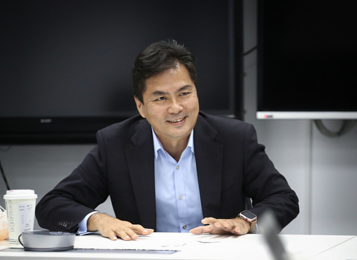 面對電信業「台台併」成形，亞太電董事長陳鵬表示，樂觀其成，產業秩序將變好，對大家都是好事，但也強調還是得把自己的事情做好。