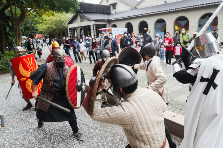 戰爭實境角色扮演（LARP）近年漸漸在台灣流行。圖為玩家在松山文創園區進行展示與體驗。