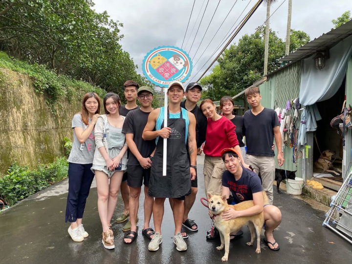 「洗愛浪浪」發起人吳嘉育（中）上網號召志工到私人狗園替浪浪洗澡，歌手林凡（右3）、擁有百萬追蹤者的網紅姚采辰（左2）都曾參與活動。（洗愛浪浪提供）