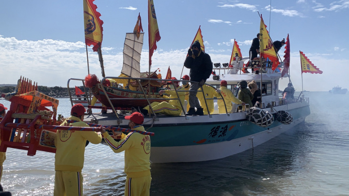 馬祖海祭習俗「送狀元船」14日上午在北竿登場，因狀元船為建造14年船隻，以登上地方船隻的方式出航。