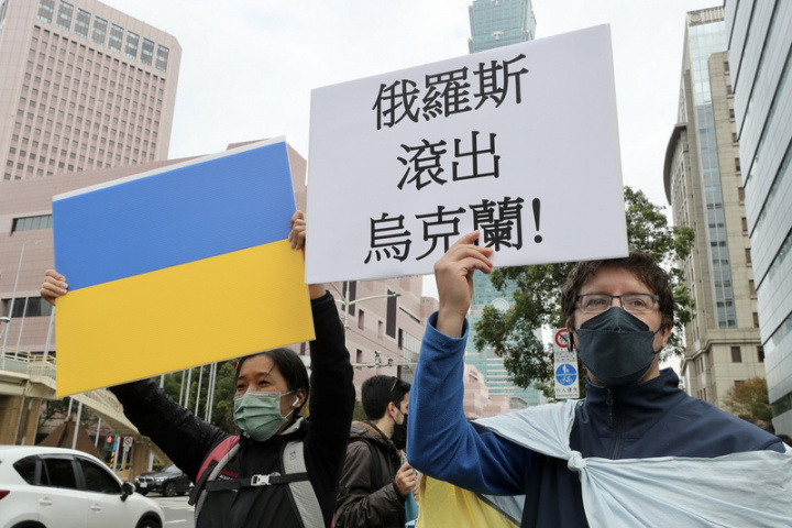 俄羅斯對烏克蘭展開全面入侵行動，來台6個月的烏克蘭人Alex Khomenko（右）等人25日前往莫北協駐台代表處前，對俄羅斯軍事入侵表達抗議，同時也為烏克蘭當地聲援打氣。