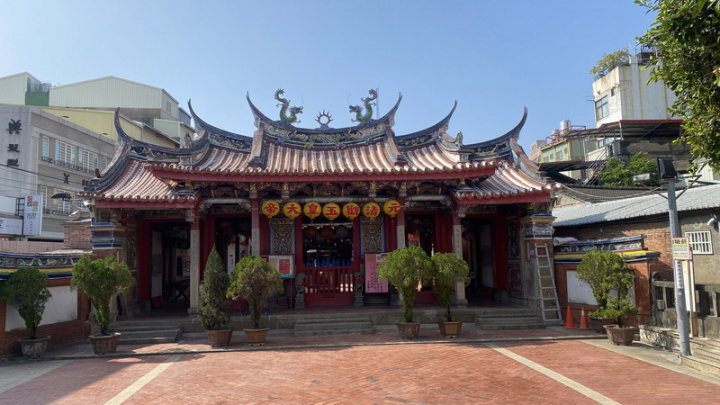 俗語稱「台灣天公3間半」，指台灣有3間半天公廟，其中半間廟說的是彰化市元清觀；日治時期拓寬道路，元清觀正後殿右邊被拆成為半間廟，即使曾遭受祝融之災重建，仍維持原貌。