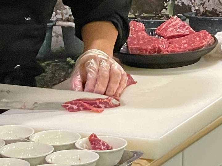 前總統李登輝培育的台灣和牛以「源興牛」為名上市，首家「源牛」火鍋餐廳13日在台北小巨蛋商圈開幕，研發團隊有信心比日本和牛更好吃。（源興居生技提供）