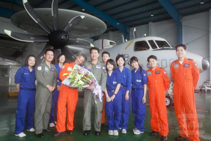 郭文靜士兵時期照片（左1），胸前還繡有「戰士」字樣。（郭文靜提供）