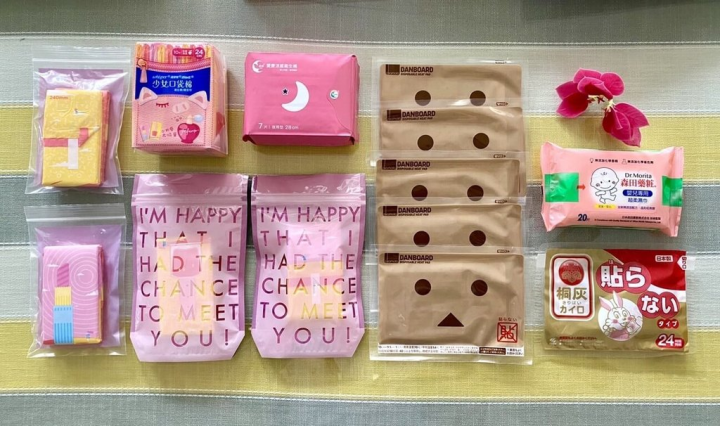 高雄新上國小這學期在女廁入口設「貼心箱」，提供衛生棉等生理用品，學生也可以到學務處、輔導處或健康中心索取濕紙巾、熱敷暖暖貼布等生理期用品。（新上國小提供）