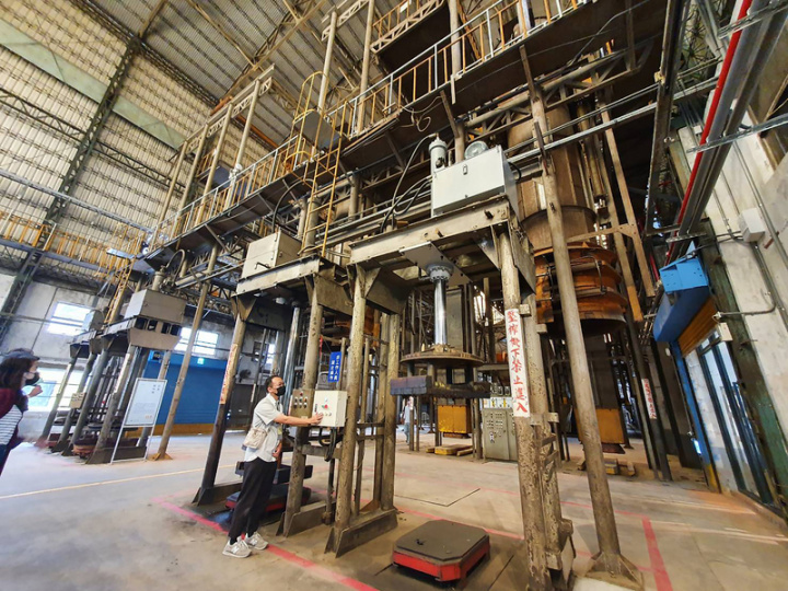 「屏菸1936文化基地」將於25日正式開幕，其中台灣首座菸葉主題館，完整保留菸葉加工機具。