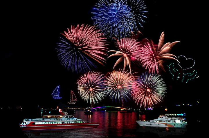 適逢澎湖國際海上花火節20週年，雄獅旅遊16日表示，今年特別在團體行程推出「花火船」，將帶領旅客搭乘快艇，從海上觀賞美麗煙火，還可體驗趣味釣小管行程。（雄獅旅提供）