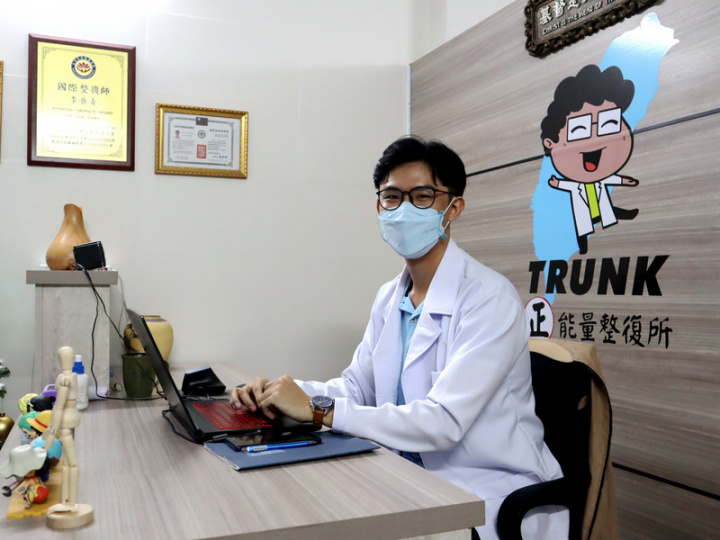 26歲的李岳青是台越「新二代」，在台灣學習推拿、整骨之後回越南創業，希望把「台灣技術」與越南民眾分享。