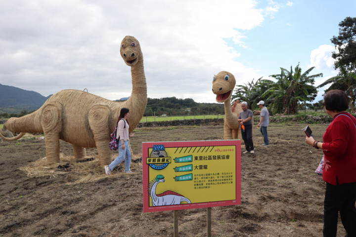 富里鄉農會舉辦第三屆稻草藝術季，在羅山農特產品展售中心旁的農地上熱鬧登場，自即日起到清明節是最佳觀賞期。