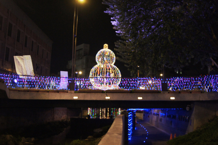 長達300多公尺的「水岸花都－福葫生豐」光影藝術走廊日前已點燈，其中高7米、寬3米的巨大葫蘆主題燈，成為情侶約會、民眾散步新景點。（台中市議員陳清龍服務處提供）