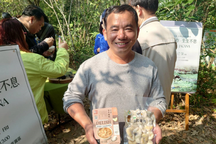 台南市官田區的水雉生態教育園區推出「官田菱雉菱」品牌行銷農產，並以保護水雉為標的招募契作農民，農民林丙火（圖）投入友善耕作行列超過10年，他說，雖曾被笑是傻子，但仍堅持繼續走這條道路。
