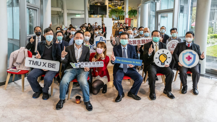台北醫學大學18日舉辦「2022年TMU X BE加速計畫」開訓典禮，共有12組參與團隊，其中包含來自日本、新加坡、以色列、加拿大、美國等地的隊伍，將透過輔導課程，串連國內外產業上下游資源，為新創產業打造良好生態環境，北醫大校長林建煌（前右3）也出席開訓典禮。（北醫大提供）