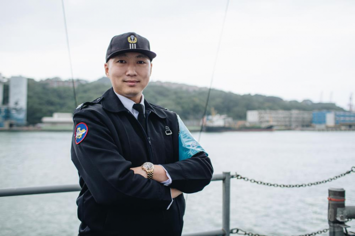 遲毓璋擔任作戰長，負責情資蒐集與研判。（軍聞社記者葛芃欣攝）