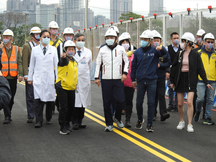 新北市政府為輔仁大學附設醫院開闢急診救護車專用道，預估可讓每趟救護車可省下6分鐘的車程，市長侯友宜（前右3）13日上午在立委洪孟楷（前右2）陪同下前往視察。