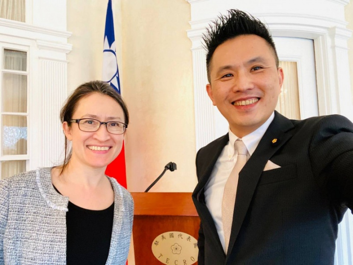 赴美訪問的立法院外交及國防委員會召委、國民黨立委陳以信（右），美東時間3日在雙橡園與駐美代表蕭美琴（左）會面，慰問駐處人員辛勞。陳以信表示，他此次也代表國民黨訪問華府，國會外交成果豐碩。（陳以信國會辦公室提供）