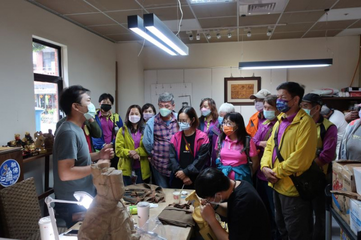  粧佛工藝師陳宗蔚向民眾介紹神像製作的過程及各種有趣的小知識。