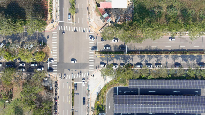 台南三井OUTLET甫開幕，26日迎來開幕後首個週末假期，人潮湧入，也讓周邊車流增加約40%，台南市政府已出動無人機協助監控交通狀況。（台南市政府提供）