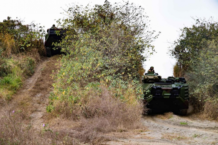 沙灘困難地形駕駛演練中的陡坡地形，驗證AAV7兩棲突擊車機動性能。