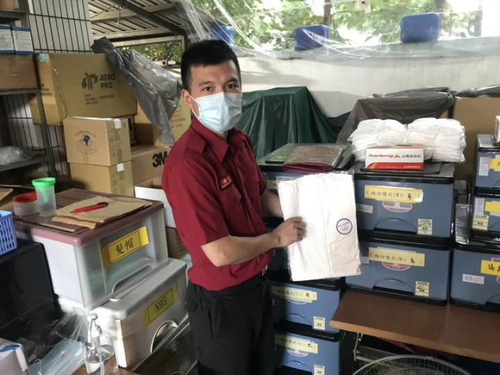 「執行最前線工作，最接近病毒，這是救護員應該做的事」，位處曾是疫情重災區萬華，台北市消防救護員雙園分隊隊員鍾毅提到，許多救護員面對疫情及無法跟家人見面等壓力，持續堅守崗位。