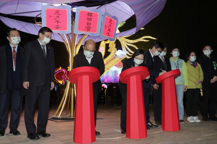 總統在祈福樹下為臺灣祈福