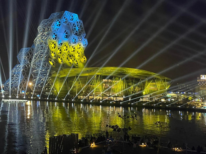 2022台灣燈會在高雄，由於當前國際俄烏戰爭延燒，高雄市政府26日晚間特別在燈會雙主場點亮代表烏克蘭國旗的藍、黃兩色，為和平祈願。（高雄市政府提供）