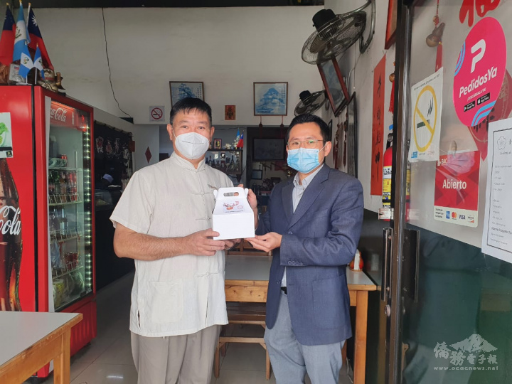 臺灣商會會長邱錦富贈送臺灣技術團發糕禮盒