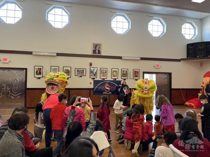 祥獅撒糖果，蜂擁而上的孩子們