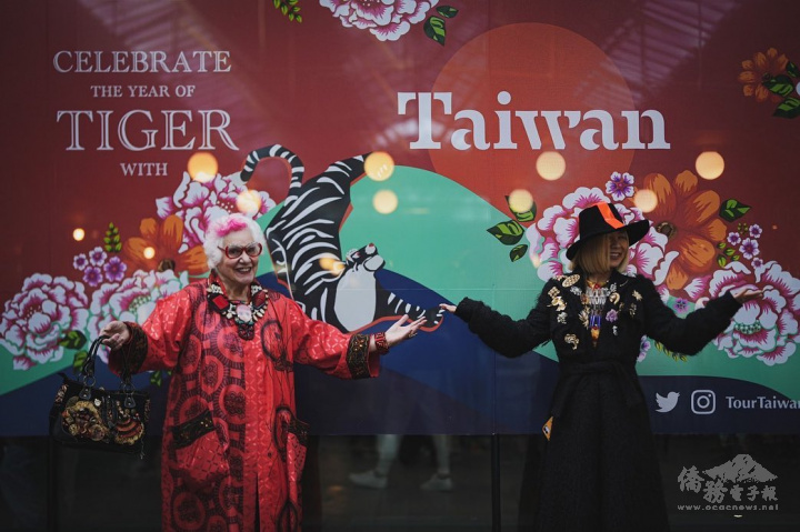 旅英設計師劉美惠與英國設計師Sue Kreitzman在「虎年到台灣」活動牆前合影（影像來源：觀光局駐倫敦辦事處Instagram）