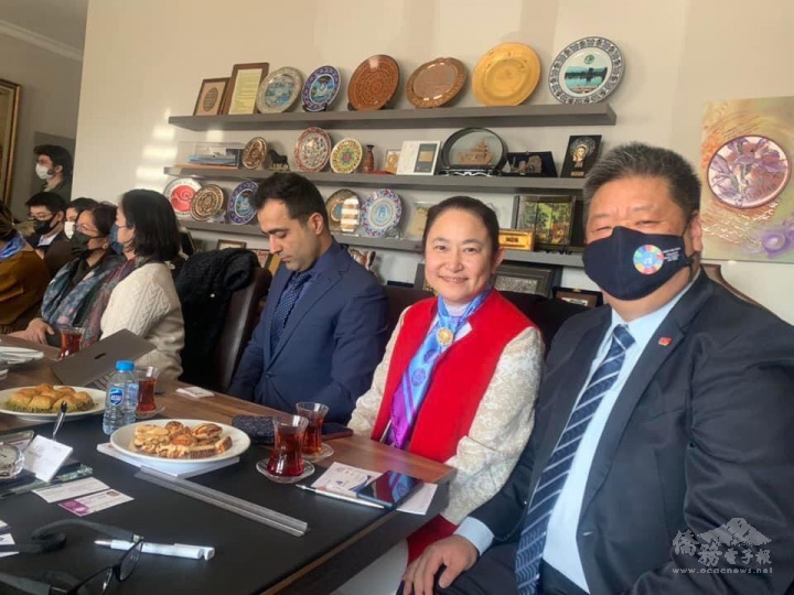 土耳其臺灣商會會長胡光中(右一)，世華土耳其分會會長周如意(右二)