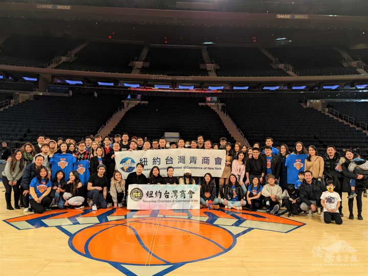 賽後參與的臺灣社團一同來到球場中央合影留念