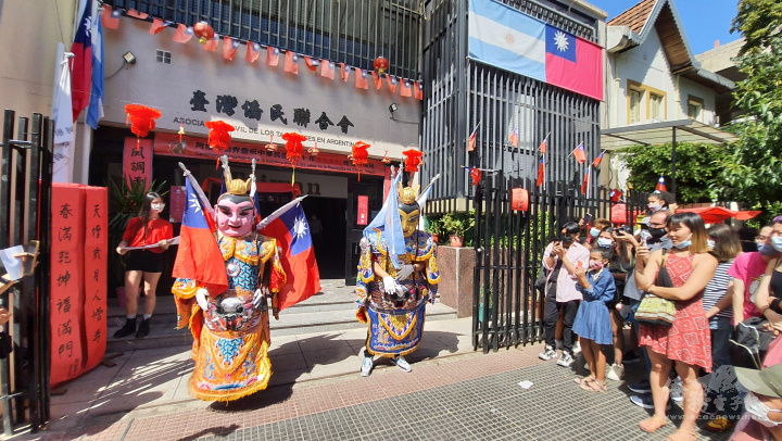 三太子出場全場騷動,一曲保庇讓現場歡笑聲不斷,民眾跟著擺動,一起體驗虎年春節熱鬧氣氛