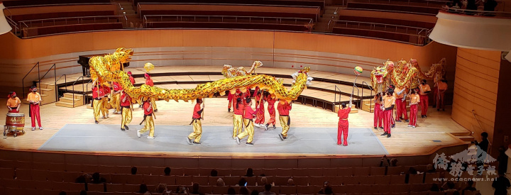 橙縣2022元宵節舞龍表演帶動現場歡欣過年的熱鬧氣氛