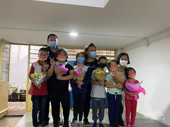 校長陳惠敏(右二)與參賽小朋友及家長合照