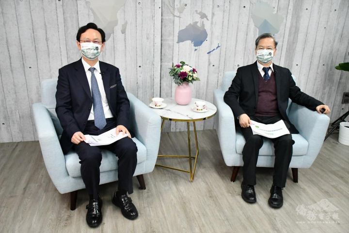 僑委會委員長童振源(左)與國發會主委龔明鑫(右)直播對談