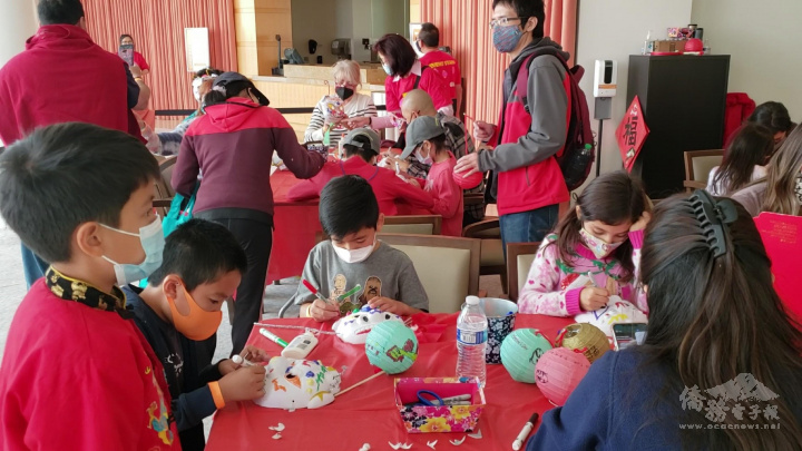 在家長及老師帶領下，小朋友正專注地製作各式燈籠等傳統手工藝品