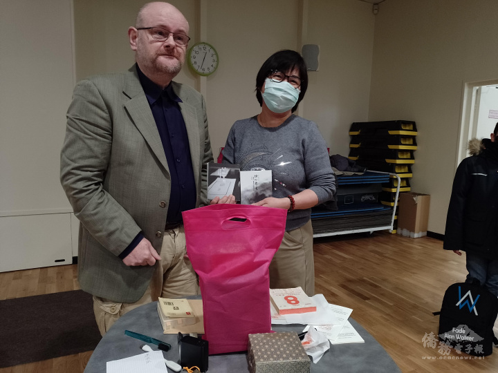 龍樂恆開心地收下禮物，並回贈亭林中文學校兩本他的作品集。