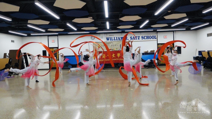 Folk dance team performed “New Year Dance”. 