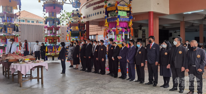 泰國臺灣商會聯合總會會長郭修敏（前排肅立者）代表泰華僑界公祭情景