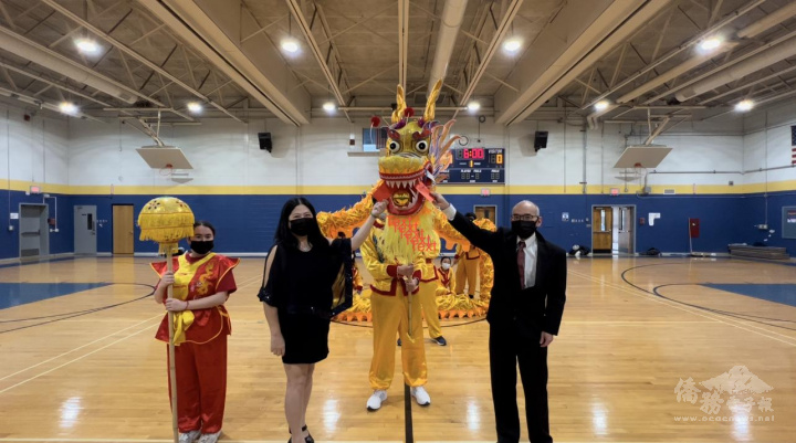 JSCS principal, I-Chung Young and TCML director, Cindy Chiang, gave red envelopes to the dragon dance team to wish a great Year of Tiger. 