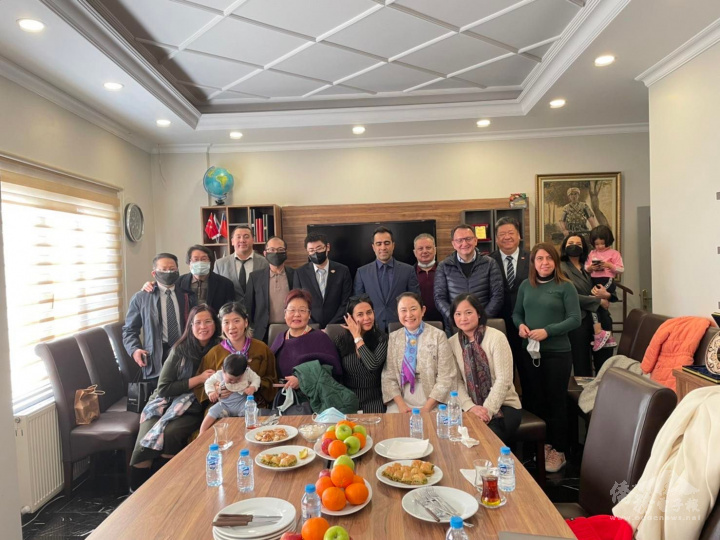 土耳其臺灣商會會長胡光中及世界華人工商婦女企管協會土耳其分會會長周如意、土耳其臺灣同鄉會會長翁珮菁，偕同會員們拜訪Erzurum（埃爾祖魯姆市）首席顧問伊卜拉欣ibrahim Guder，伊斯坦堡外貿協會陳明澤主任、僑務顧問馮芷玲也一同參與