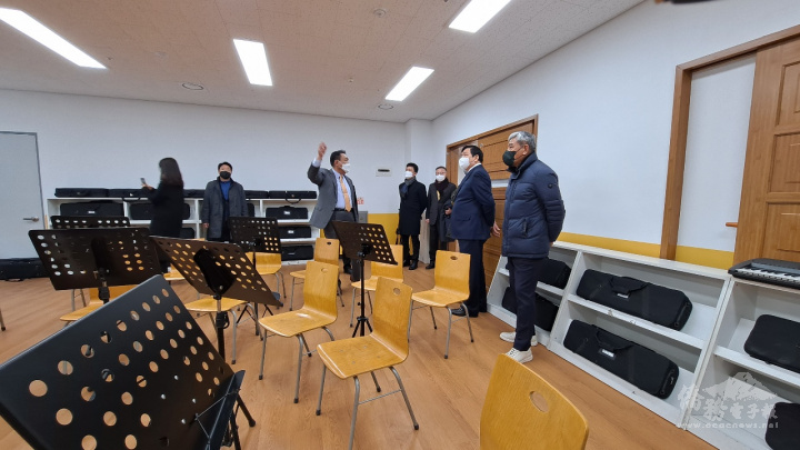 吳學彬及理事會成員引領參觀音樂教室